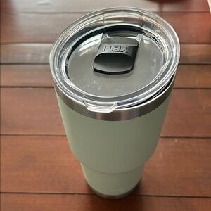 Yeti Ridgeline Green Tumbler with Clear Lid